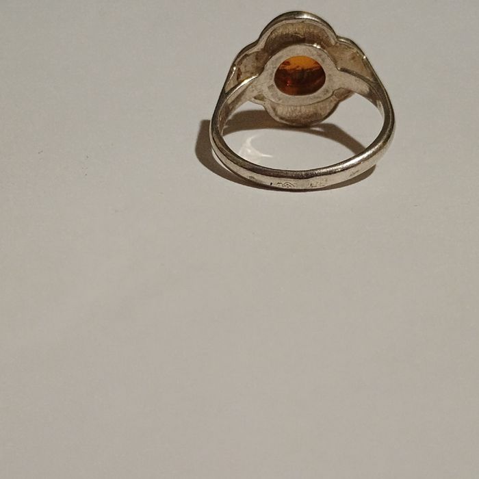 Stary srebrny pierścionek z bursztynem okres PRL