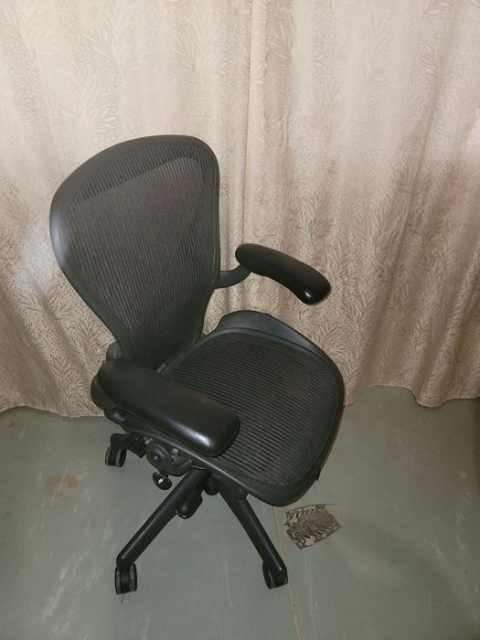 Herman Miller Aeron Size B Graphite крісло