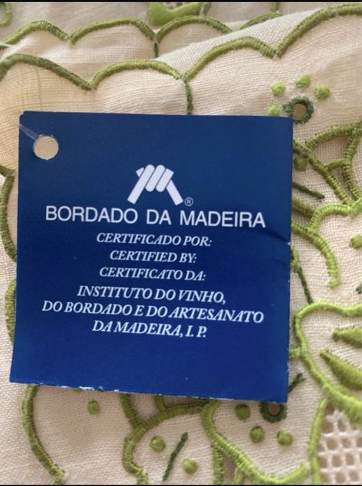 Toalha em linho bordado da medeira certificada
