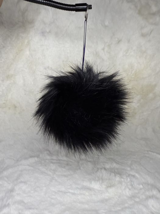 Czarny brelok puszek czarny