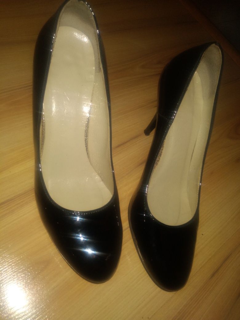 Buty lakierowane na obcasie