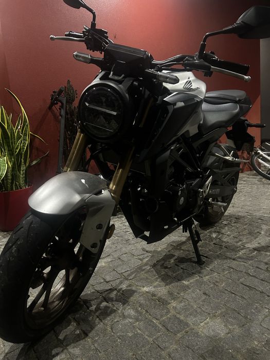 Honda cb125R cinzenta