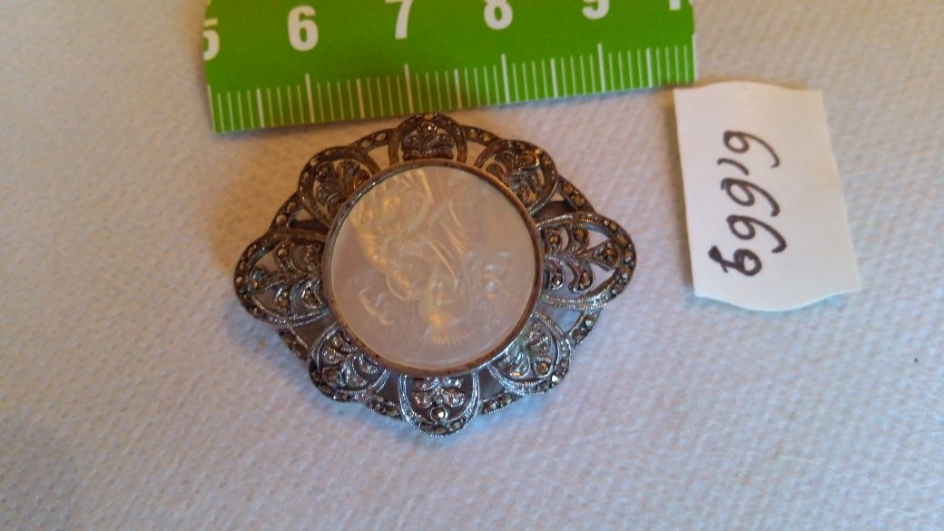 Broszka srebrna z macicą perłową w cenie 850 zł
