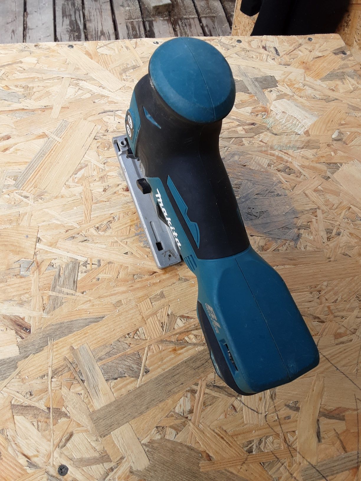 Makita лобзик аккумуляторний DJV181