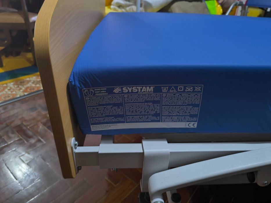 Cama hospitalar eléctrica e acessórios como novos