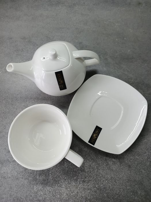 Czajniczek wraz z filiżanką i spodkiem