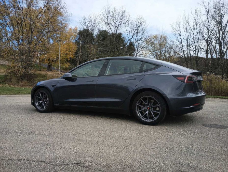 Tesla Model 3      2023