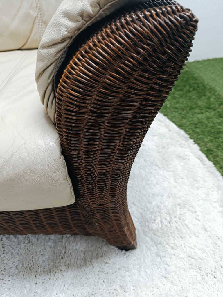 Piekna sofa rattanowa z poduchami ze skóry naturalnej.