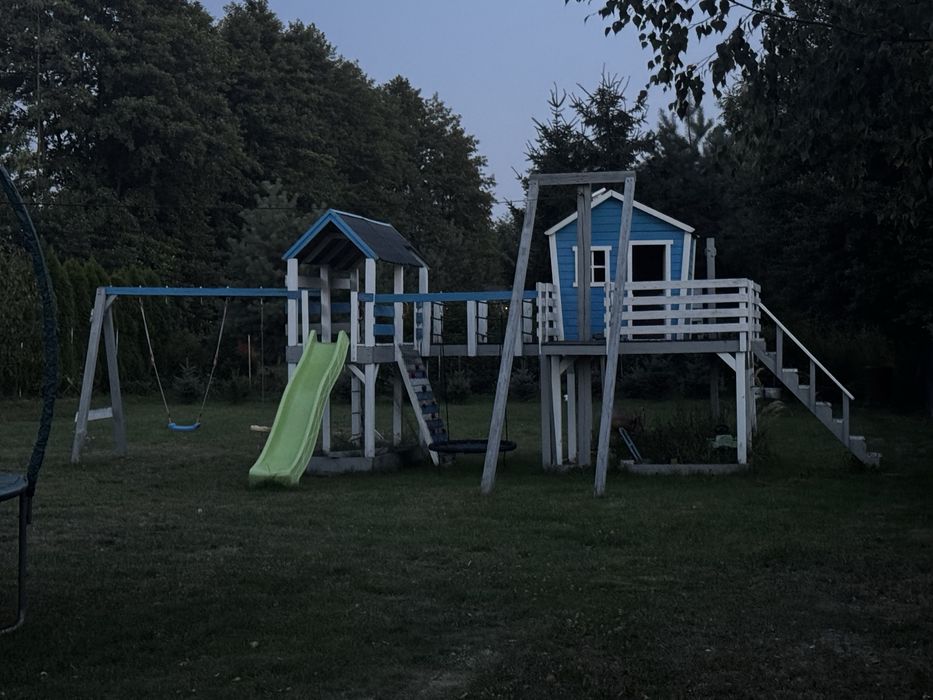 Duży drewniany plac zabaw