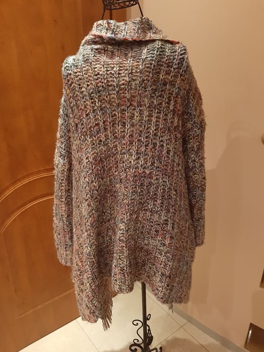Długi kolorowy sweter oversize frędzle May design kolekcja boho kolory