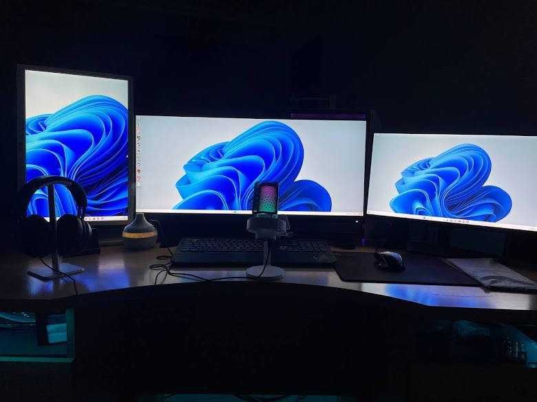 игровой мощнейший компьютер со всем комплектующим и мониторами