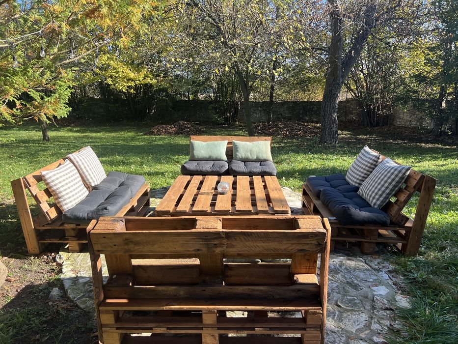 Zestawy ogrodowe z palet robione z sercem.