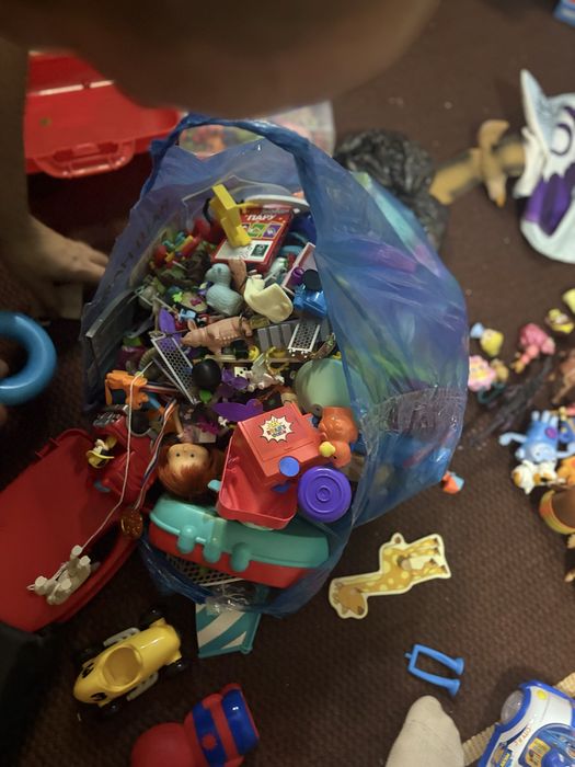 наполненный разнообразными мелкими игрушками.