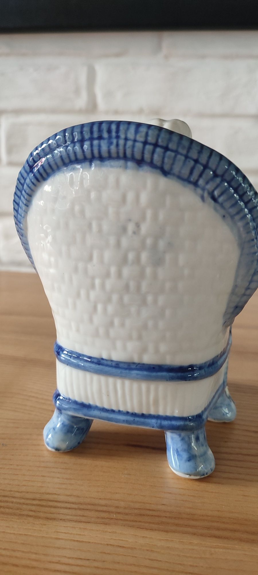 Figurka,,Dama z kotem"porcelana