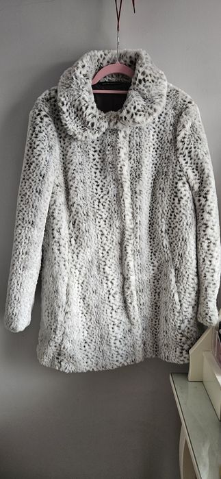 Śmietankowe futro w cętki