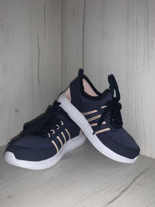 Продам нові дитячі кросівки