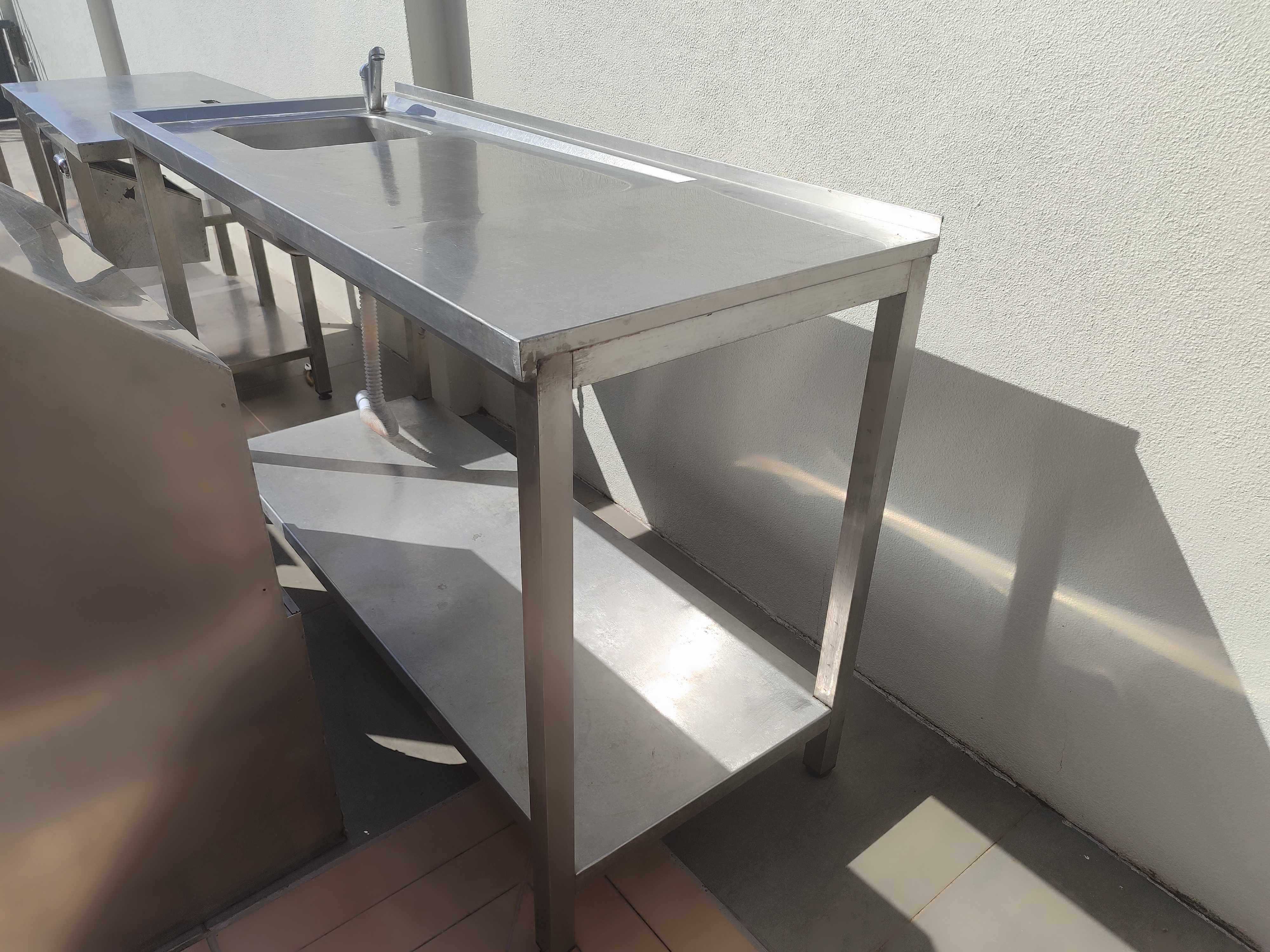 Bancada de inox com pia
