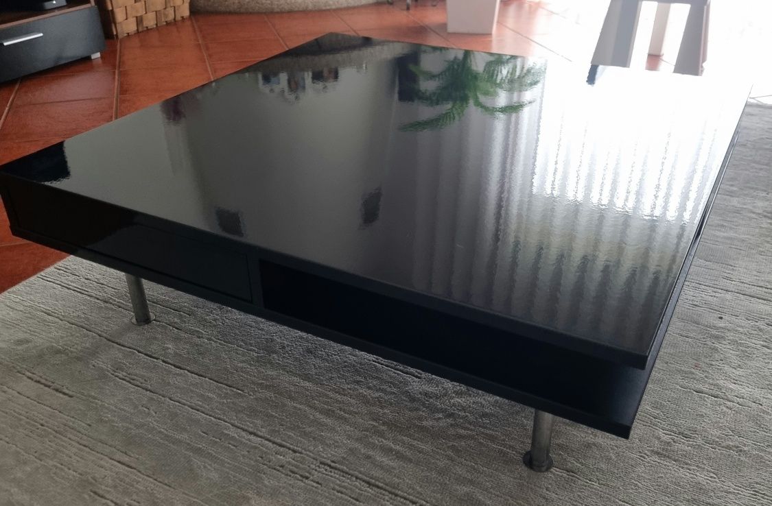 Mesa de centro da ikea em ótimo estado, em preto  brilhante C/Nova