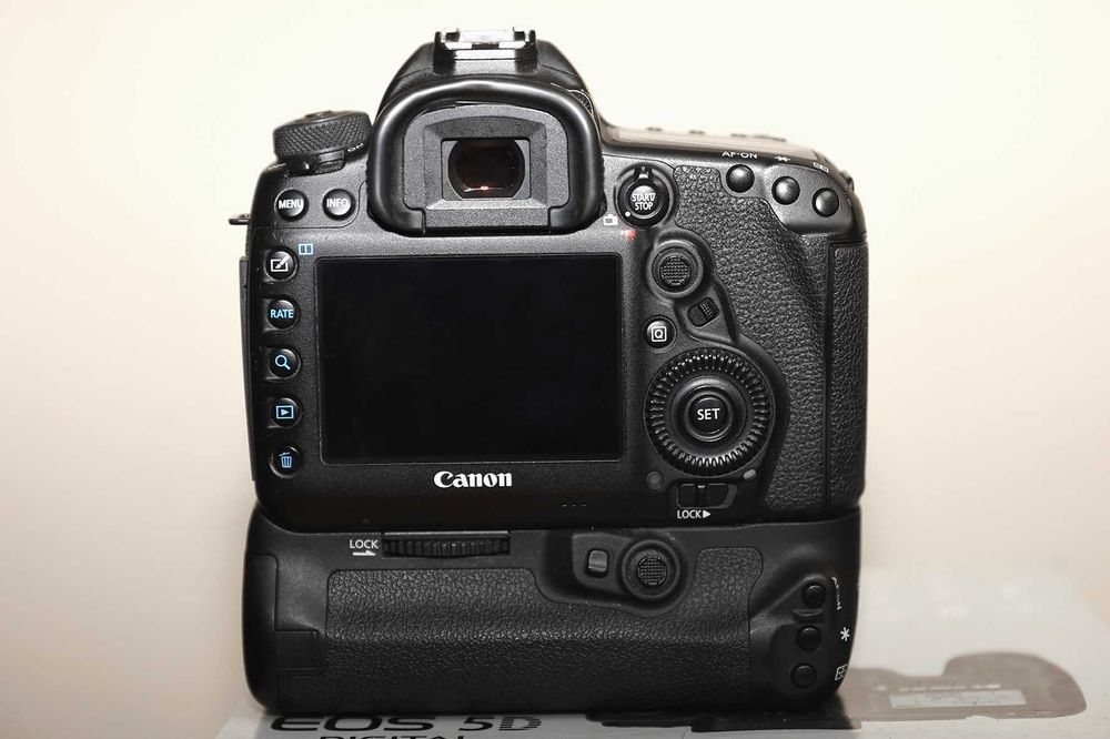 Canon EOS 5D Mk IV + Grip + baterie + karty