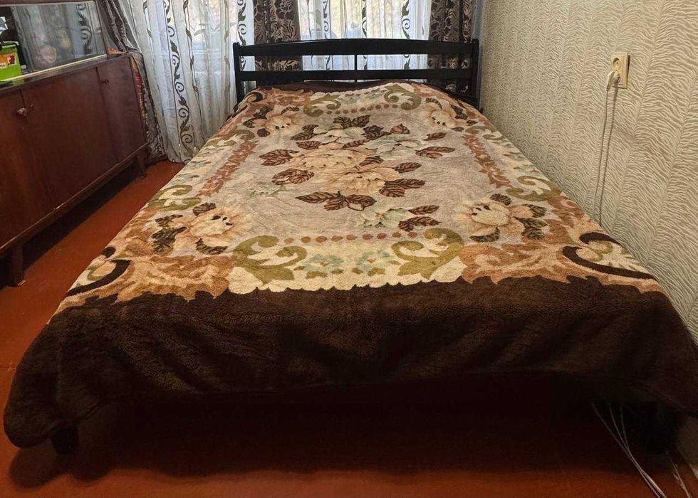 Кровать из натурального дерева