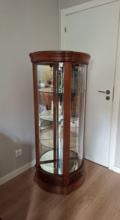 Cristaleira em madeira de mogno