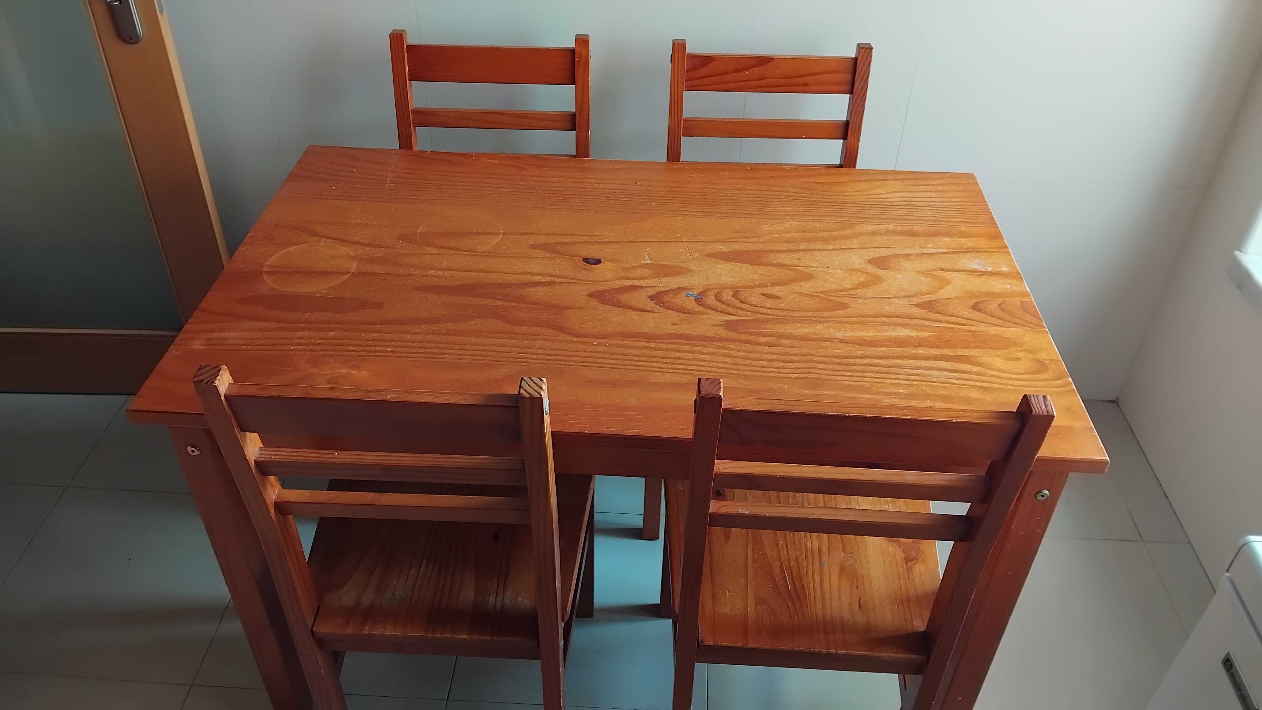 Mesa de cozinha + 4 cadeiras