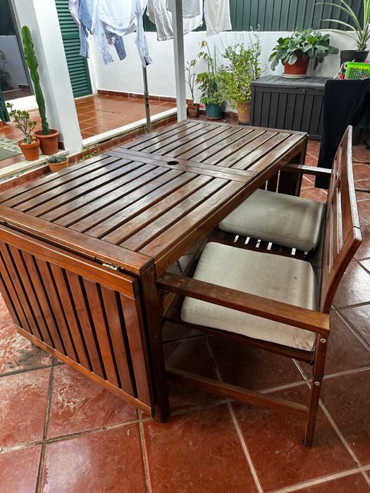 Mesa de jardim de madeira