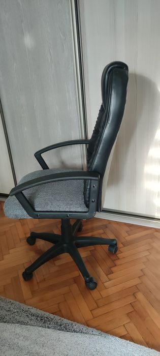 Fotel biurowy na kółkach