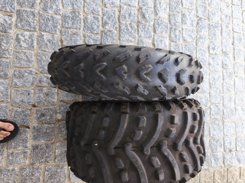 Pneus 4 x 4 para moto 4
