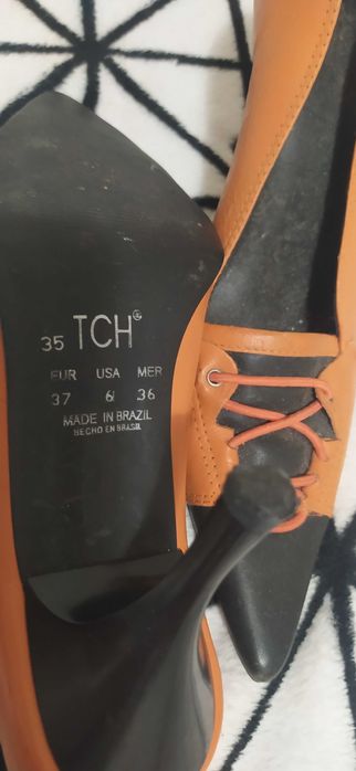 Sapatos de mulher de luxo como novos.