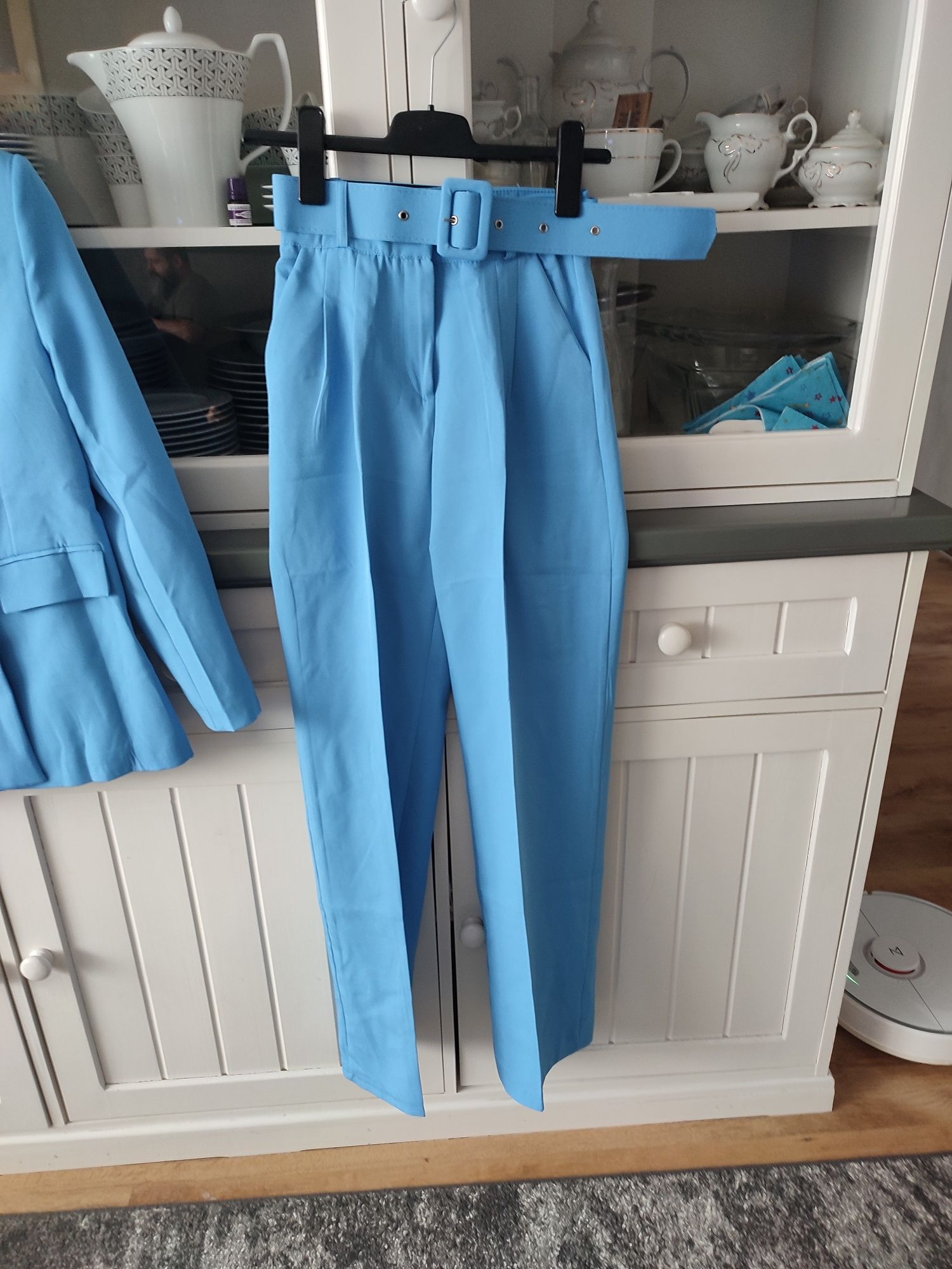 Komplet spodnie i marynarka w kolorze niebieskim