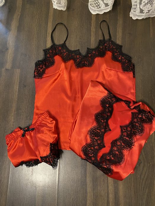 Продам жіночий домашній комплект трійку. Червоного кольору.