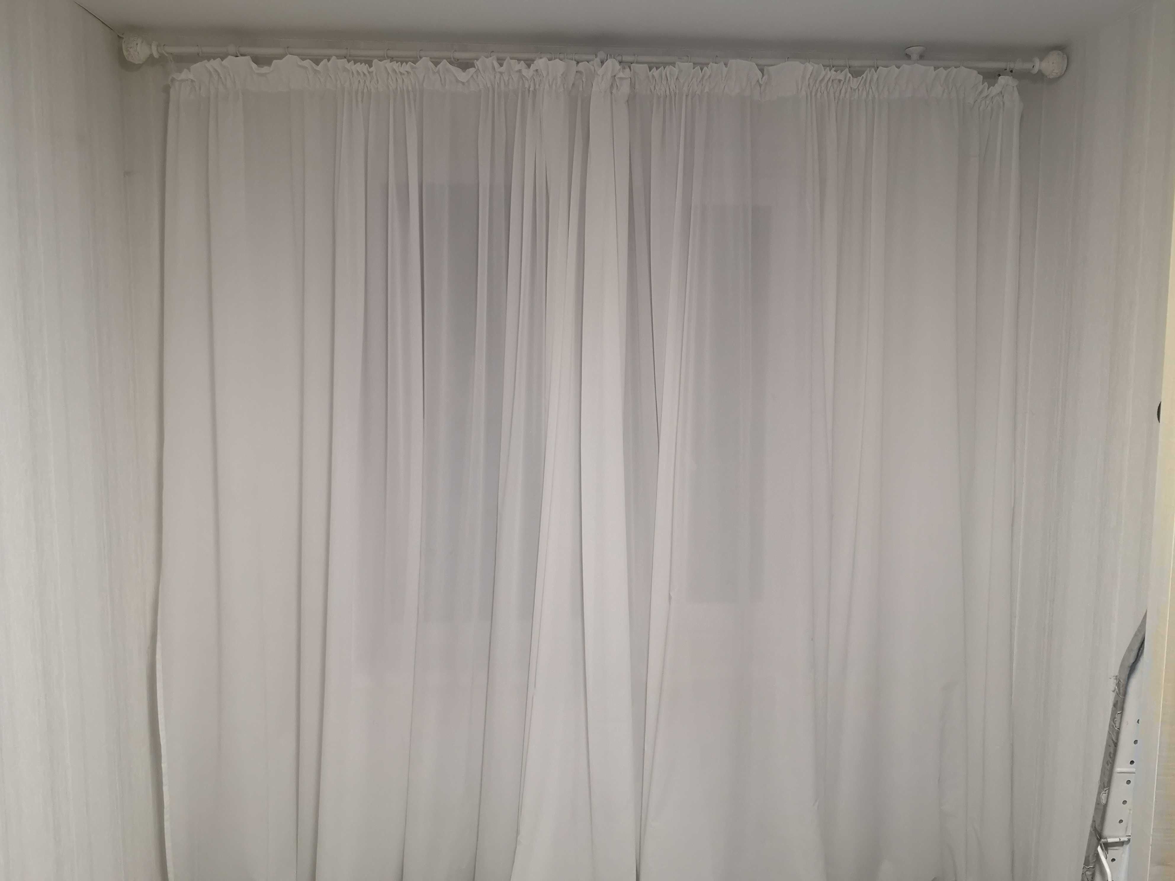 шторы белые с карнизом