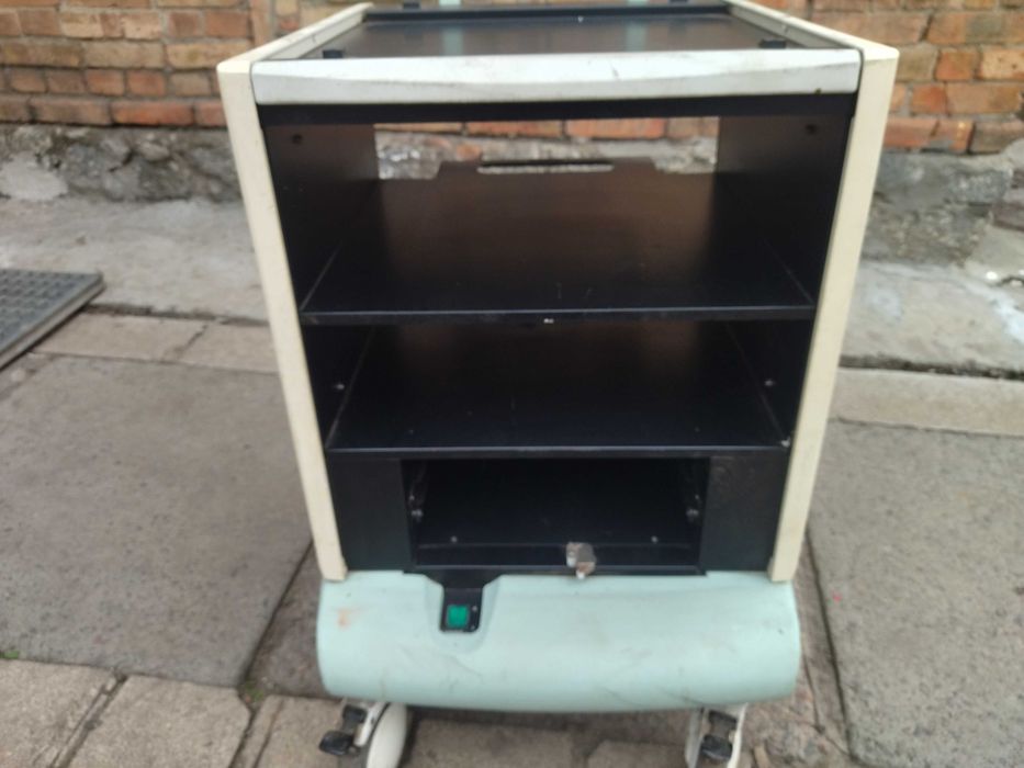 Пересувна тумбочка на колесах