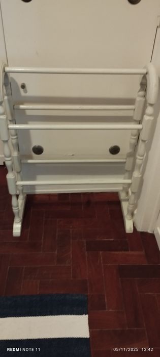 Toalheiro de madeira