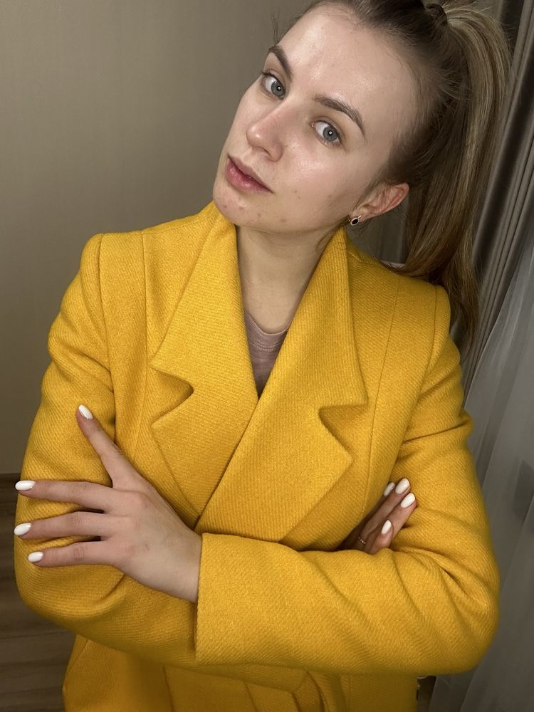 Жовте шерстяне  пальто  в ідеальному стані Relis fashion
