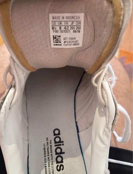 Sapatilha Adidas em pele