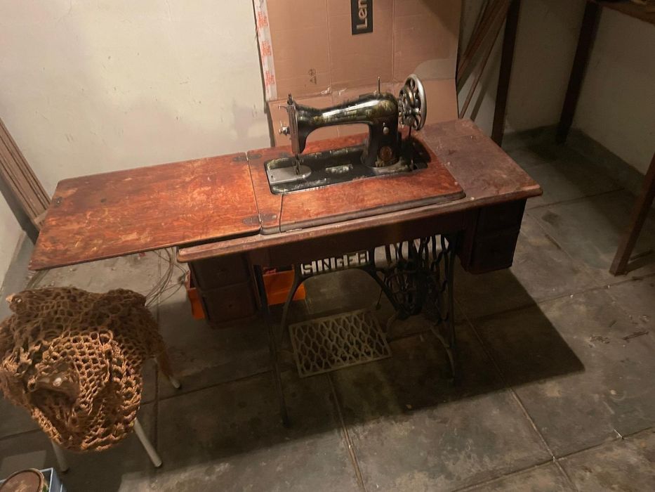 Vendo esta máquina de costura a trabalhar muito bem