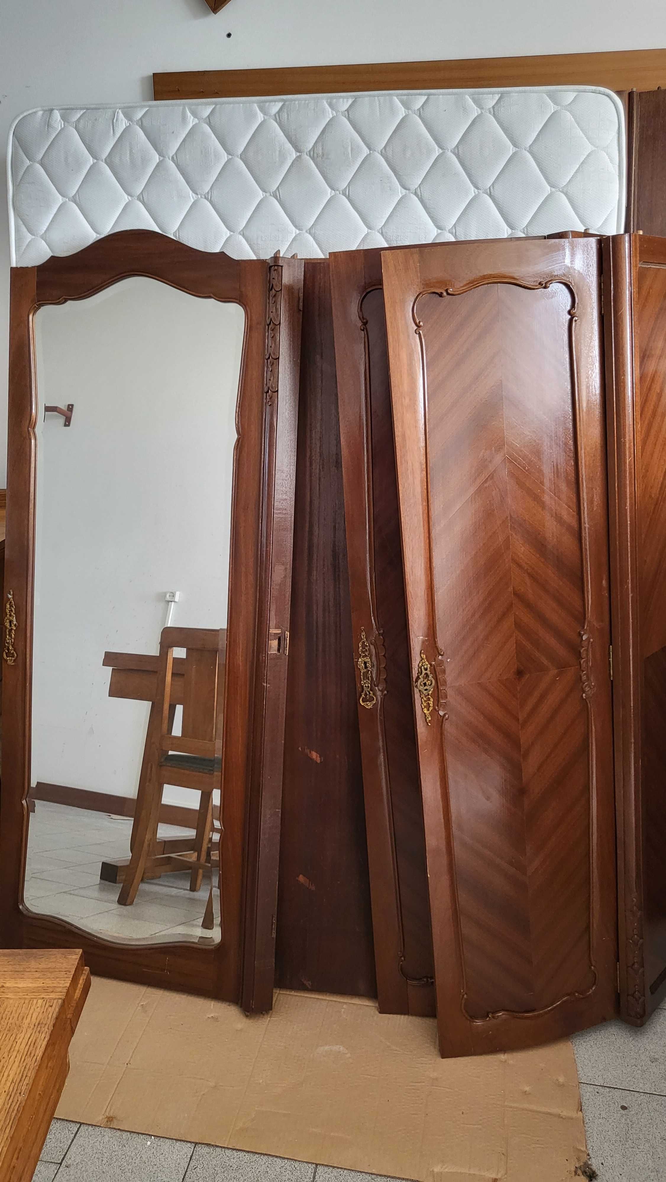 Mobília de Quarto em Madeira Capeada