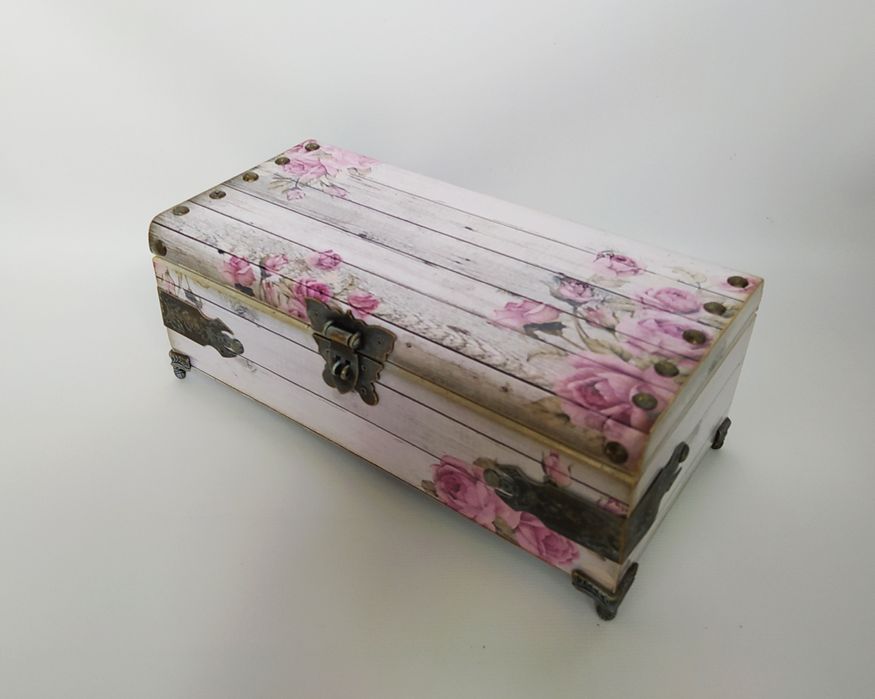 Великий дерев'яний сундук в стилі Шеббі шик