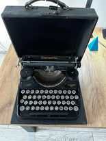 Maszyna do pisania z walizką.