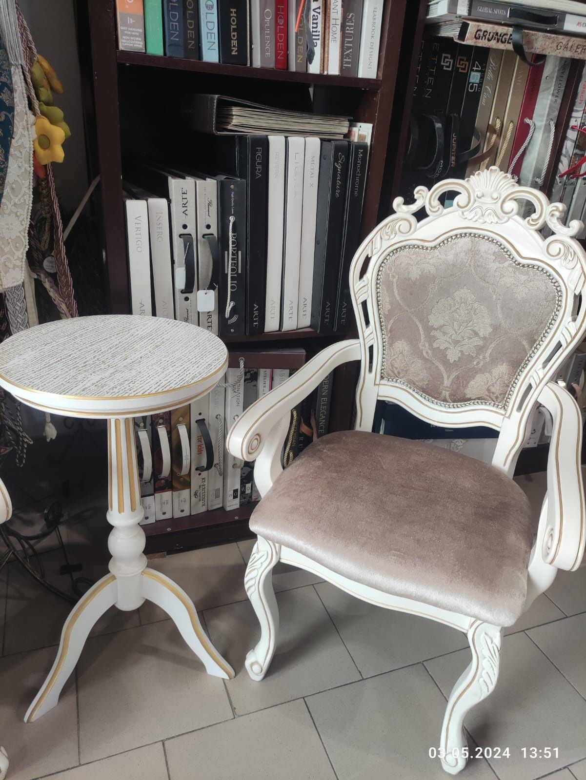 Продам деревянные классические стулья и кофейный  столик