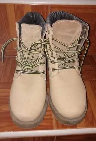 Vendo 1 par de Botas Novas Nº 39