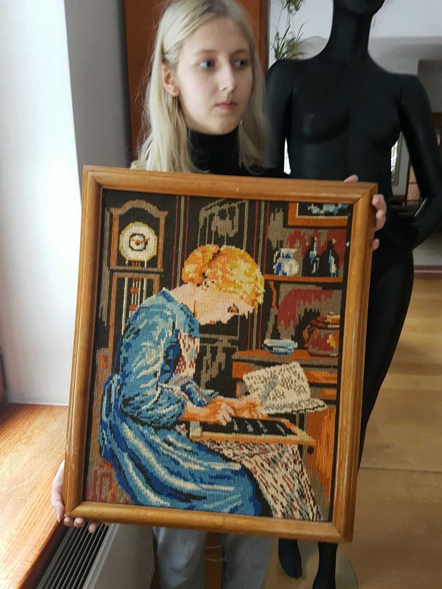 Obraz GOBELIN haft "Pisząca dziewczyna z książką" w ramie 41x51 cm