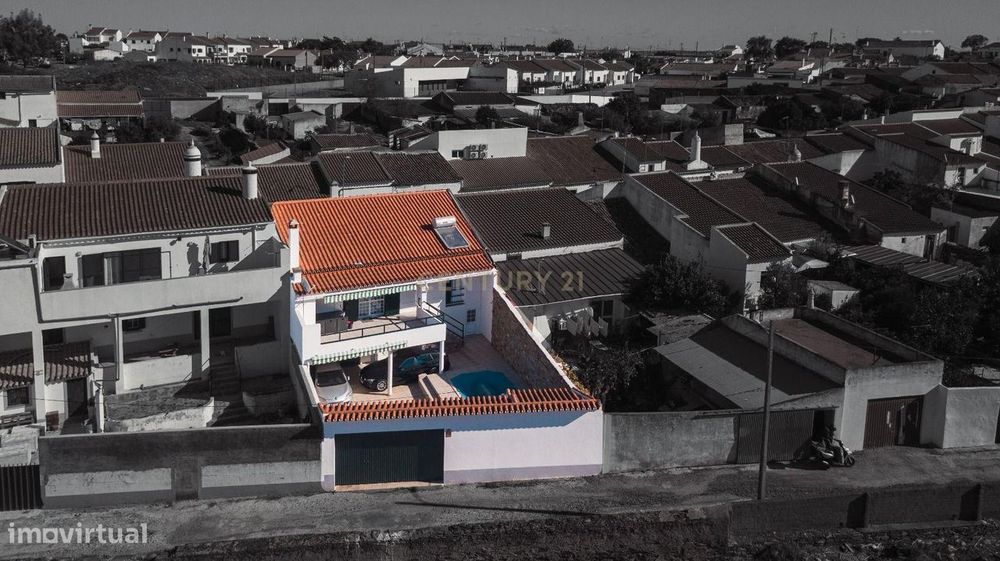 Moradia T3 em Mourão com piscina e vista para o Castelo