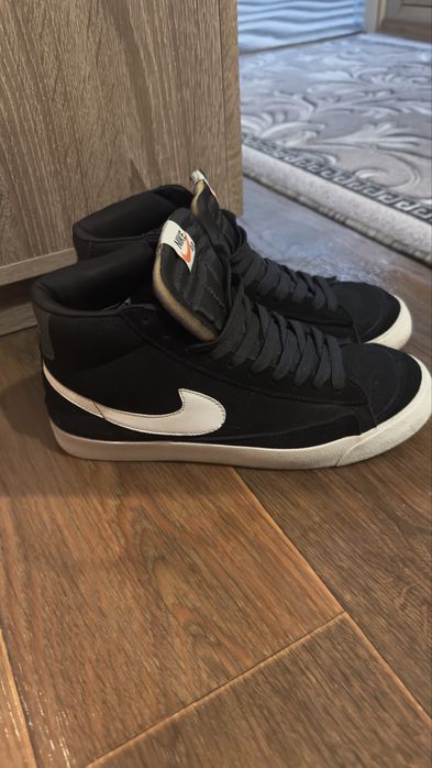 Кросівки жіночі