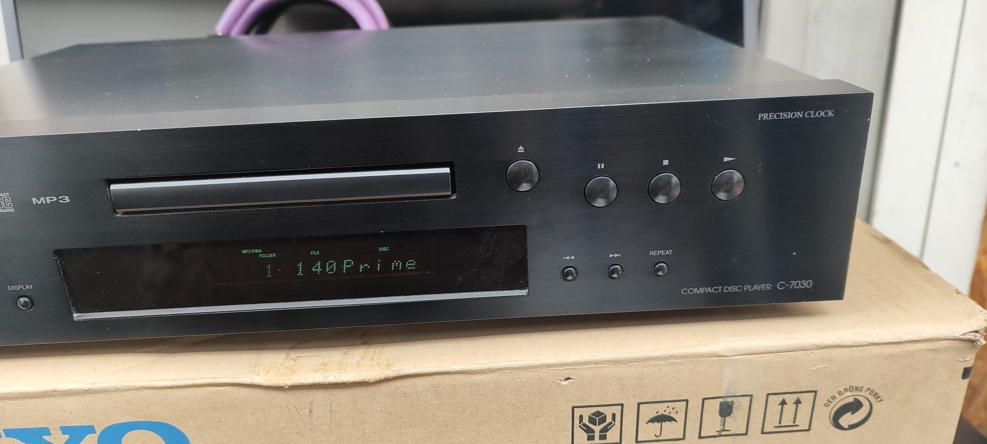 CD програвач ONKYO C-7030