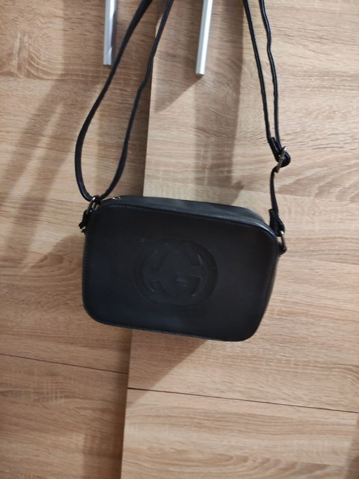 Сумка на плече з довгим ременем.В гарному стані.