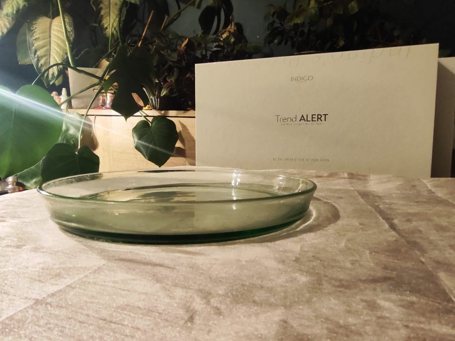 Stara taca pod karafke z zielonego szkła.