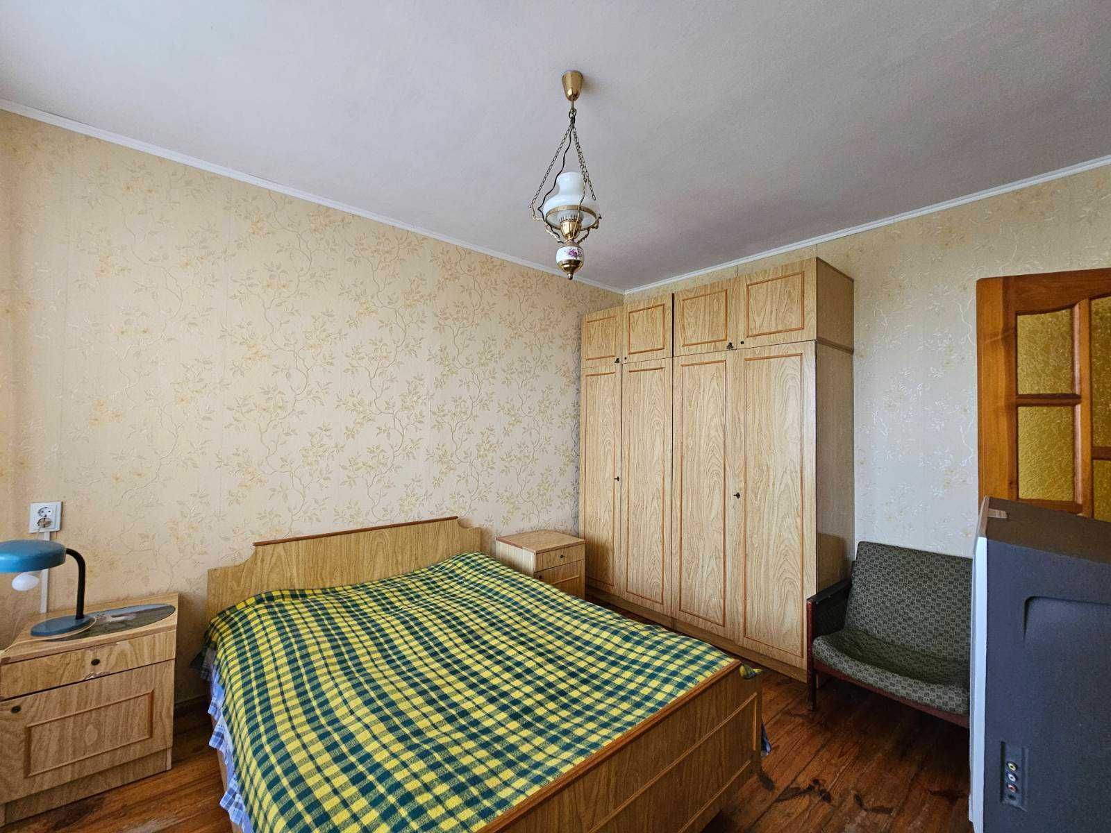 Продається велика 4-кімнатна квартира на Маликова